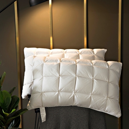 91家纺网 家纺一手货源 找家纺 （总）颐羽达 新款80柔赛丝面包羽绒枕 立体扭花鹅绒枕芯 酒店宾馆成人枕头