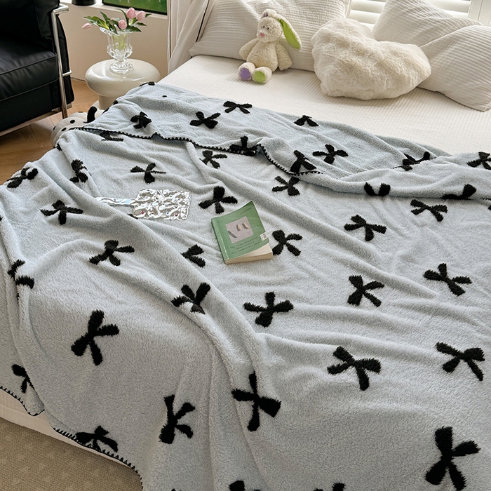 91家纺网 家纺一手货源 找家纺 吉象家纺 2024新款A类高克重棉舒绒贝壳包边毛毯 同心结