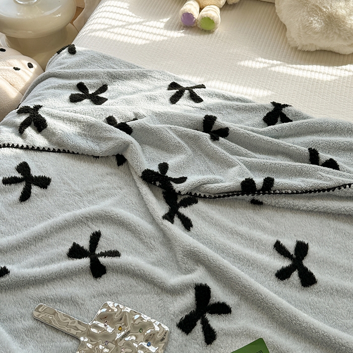 91家纺网 家纺一手货源 找家纺 吉象家纺 2024新款A类高克重棉舒绒贝壳包边毛毯 同心结