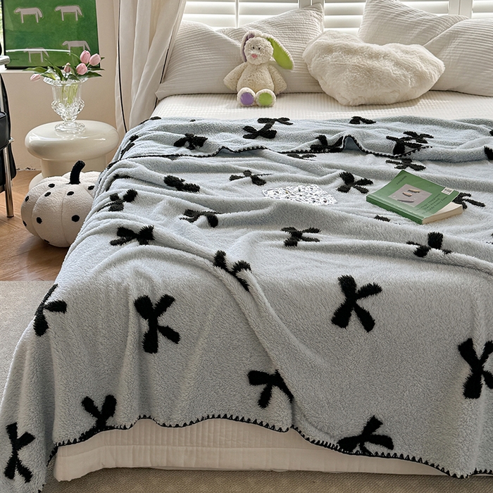 91家纺网 家纺一手货源 找家纺 吉象家纺 2024新款A类高克重棉舒绒贝壳包边毛毯 同心结