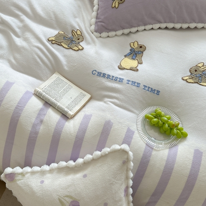 91家纺网 家纺一手货源 找家纺 柚子YOUTH 2024新款毛球花边三拼牛奶绒四件套 小紫兔