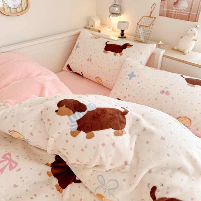 91家纺网 家纺一手货源 找家纺 呗旺鹿 2024新款高克重卡通印花毛巾绣牛奶绒四件套 狗狗派对