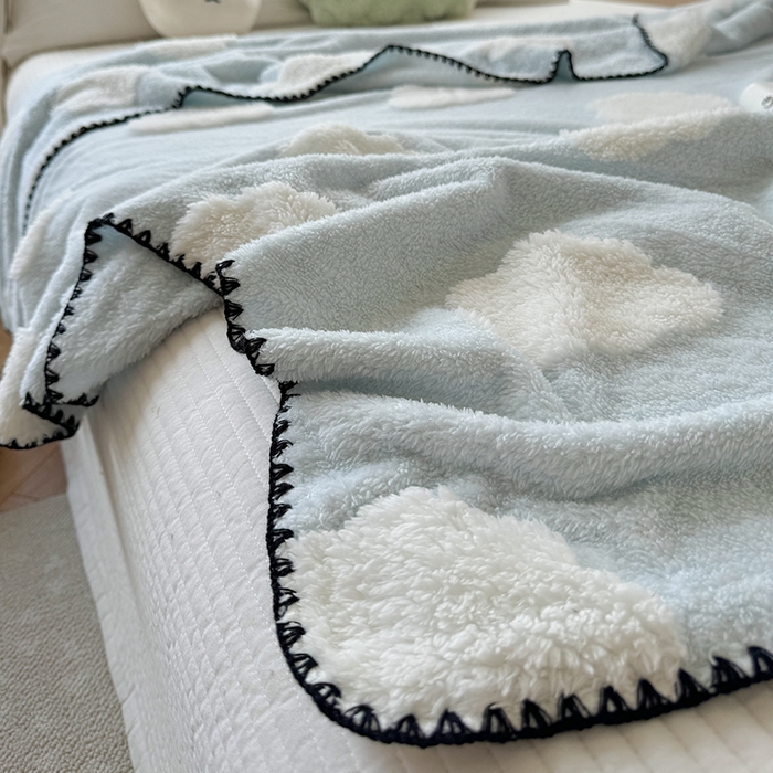 91家纺网 家纺一手货源 找家纺 吉象家纺 2024新款A类高克重棉舒绒贝壳包边毛毯 白云朵朵蓝