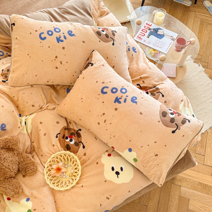 91家纺网 家纺一手货源 找家纺 呗旺鹿 2024新款高克重卡通印花毛巾绣牛奶绒四件套 萌宠曲奇