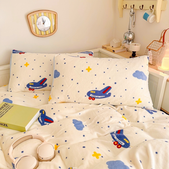 91家纺网 家纺一手货源 找家纺 呗旺鹿 2024新款高克重卡通印花毛巾绣牛奶绒四件套 小飞机