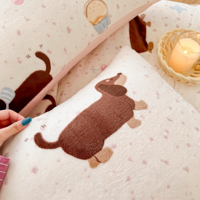 91家纺网 家纺一手货源 找家纺 呗旺鹿 2024新款高克重卡通印花毛巾绣牛奶绒四件套 狗狗派对