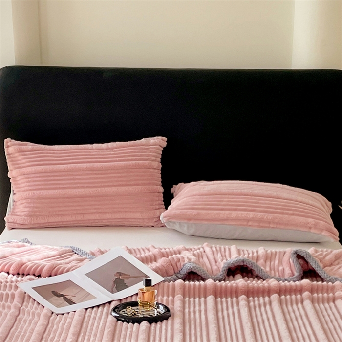 91家纺网 家纺一手货源 找家纺 梦舒羽 2025新款兔毛绒子母条枕套 豆粉