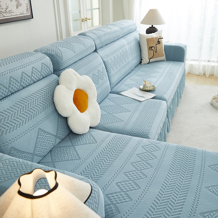 91家纺网 家纺一手货源 找家纺 丝绮鹿 2024新款雕花绒菲亚沙发套裙边款（贵妃图） 淡蓝