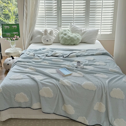 91家纺网 家纺一手货源 找家纺 吉象家纺 2024新款A类高克重棉舒绒贝壳包边毛毯 白云朵朵蓝