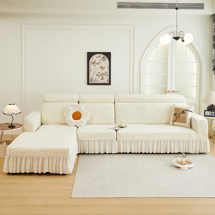 91家纺网 家纺一手货源 找家纺 丝绮鹿 2024新款雕花绒曲意系列沙发套裙边款（贵妃图） 米白