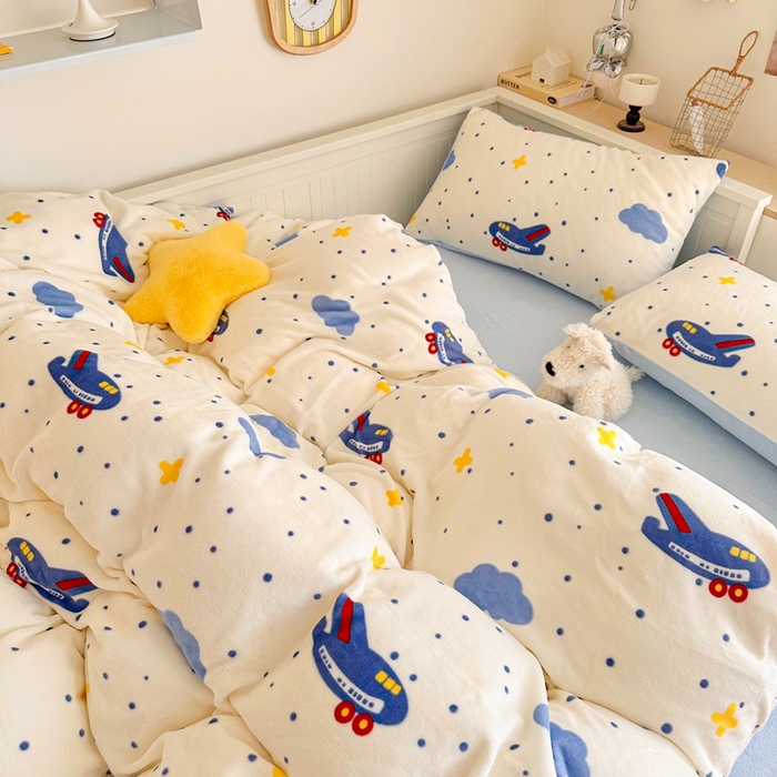 91家纺网 家纺一手货源 找家纺 呗旺鹿 2024新款高克重卡通印花毛巾绣牛奶绒四件套 小飞机