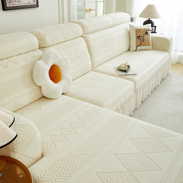 91家纺网 家纺一手货源 找家纺 丝绮鹿 2024新款雕花绒菲亚沙发套裙边款（贵妃图） 米白