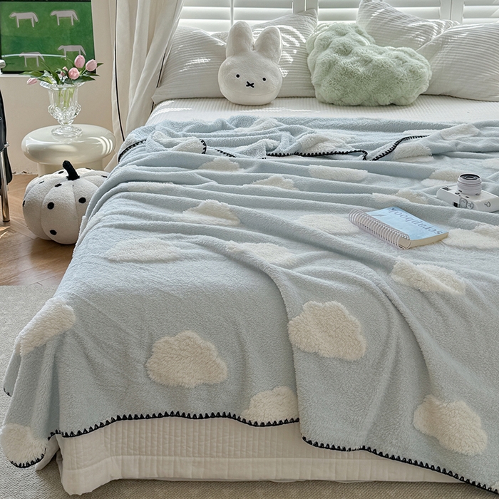 91家纺网 家纺一手货源 找家纺 吉象家纺 2024新款A类高克重棉舒绒贝壳包边毛毯 白云朵朵蓝