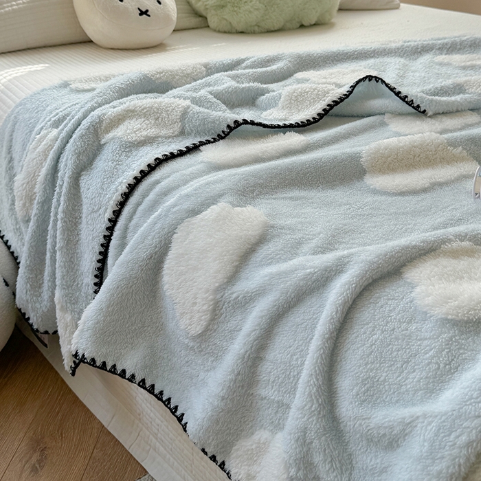 91家纺网 家纺一手货源 找家纺 吉象家纺 2024新款A类高克重棉舒绒贝壳包边毛毯 白云朵朵蓝