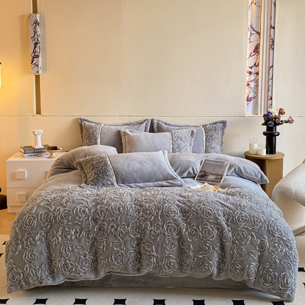 91家纺网 家纺一手货源 找家纺 庭笙 新款高克重牛奶绒仿兔毛立体玫瑰四件套-玫瑰的故事 玫瑰的故事-浅灰