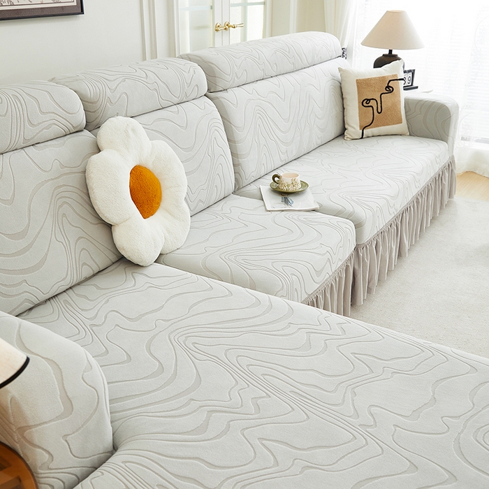 91家纺网 家纺一手货源 找家纺 丝绮鹿 2024新款雕花绒曲意系列沙发套裙边款（贵妃图） 浅灰