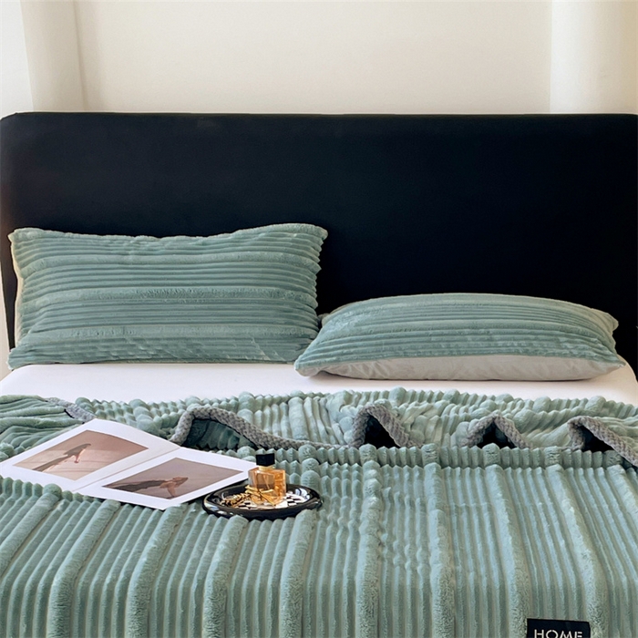 91家纺网 家纺一手货源 找家纺 梦舒羽 2025新款兔毛绒子母条枕套 冰蓝