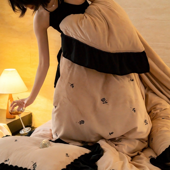 91家纺网 家纺一手货源 找家纺 黛舒 2024新款230克全消光牛奶绒四件套-玫瑰 玫瑰-黑