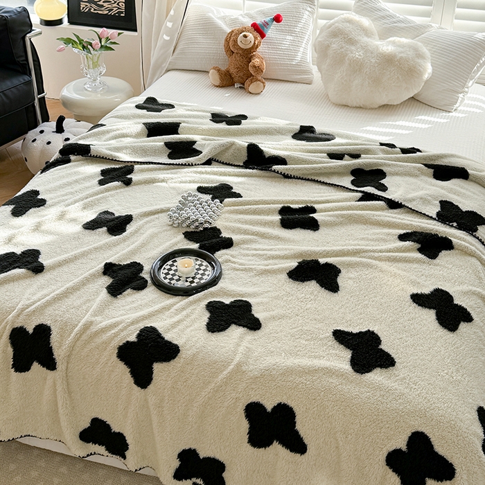 91家纺网 家纺一手货源 找家纺 吉象家纺 2024新款A类高克重棉舒绒贝壳包边毛毯 黑蝴蝶