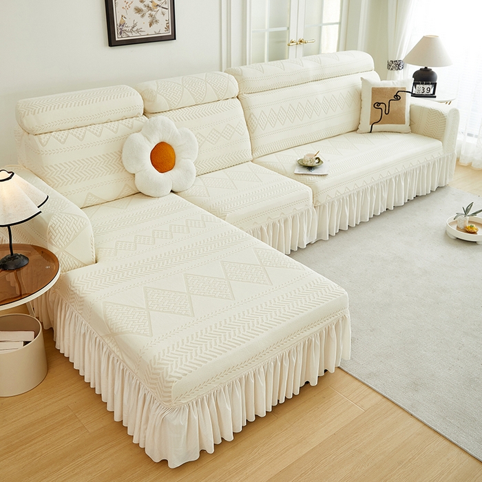 91家纺网 家纺一手货源 找家纺 丝绮鹿 2024新款雕花绒菲亚沙发套裙边款（贵妃图） 米白