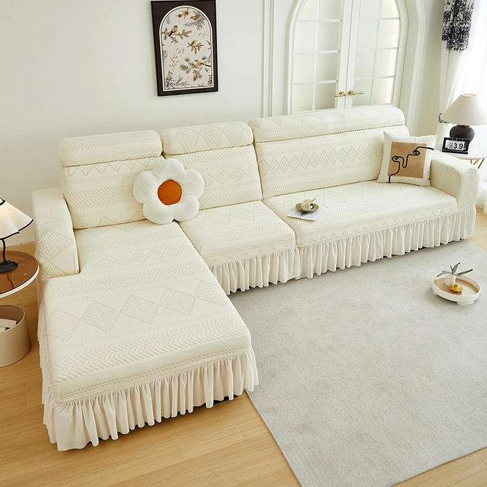 91家纺网 家纺一手货源 找家纺 丝绮鹿 2024新款雕花绒菲亚沙发套裙边款（贵妃图） 米白