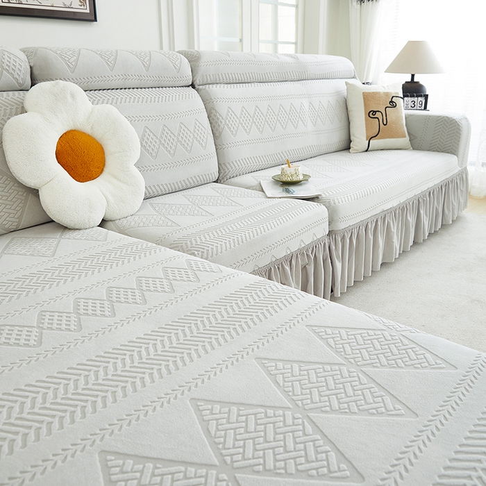 91家纺网 家纺一手货源 找家纺 丝绮鹿 2024新款雕花绒菲亚沙发套裙边款（贵妃图） 浅灰