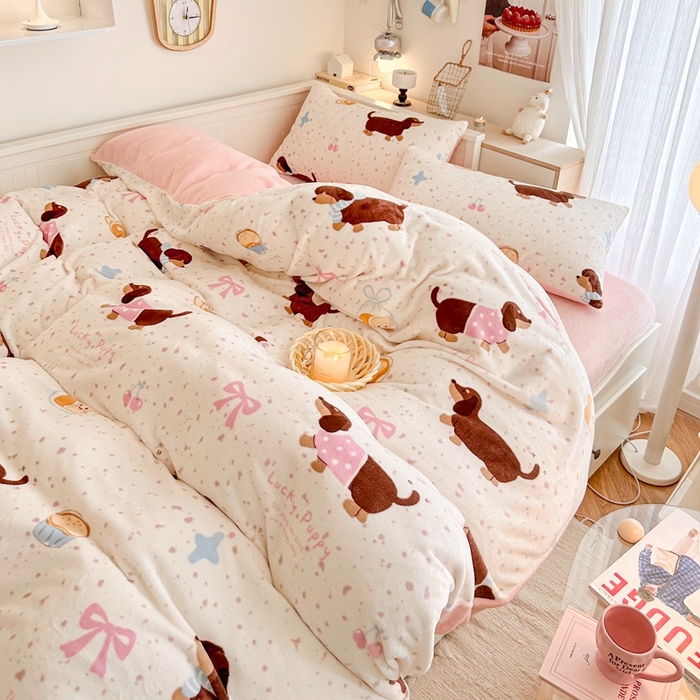 91家纺网 家纺一手货源 找家纺 呗旺鹿 2024新款高克重卡通印花毛巾绣牛奶绒四件套 狗狗派对