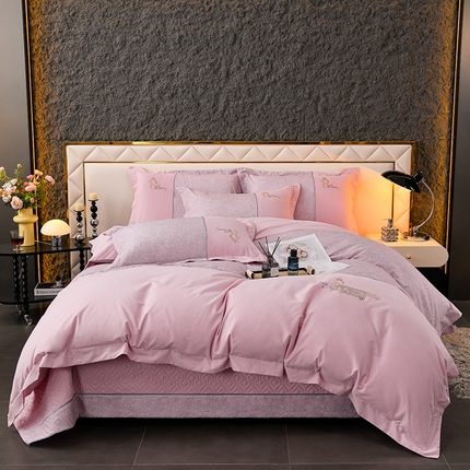 小时代家纺 2024新款全棉60支轻磨毛肌理纹夹棉床盖四件套-珂洛 珂洛-维密粉