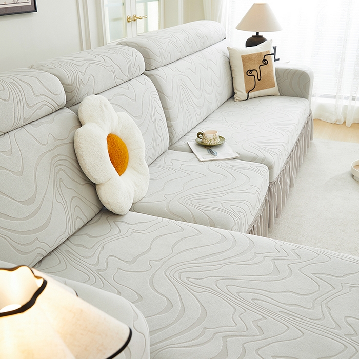 91家纺网 家纺一手货源 找家纺 丝绮鹿 2024新款雕花绒曲意系列沙发套裙边款（贵妃图） 浅灰