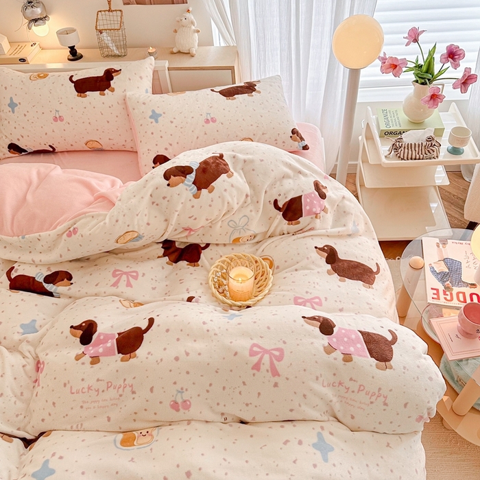 91家纺网 家纺一手货源 找家纺 呗旺鹿 2024新款高克重卡通印花毛巾绣牛奶绒四件套 狗狗派对