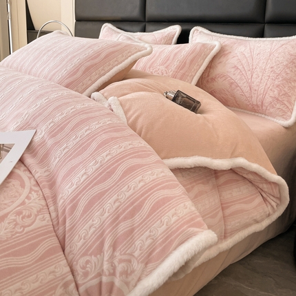 91家纺网 家纺一手货源 找家纺 极简 2024新款加厚保暖高克重立体雕花牛奶绒四件套 薇薇安-粉
