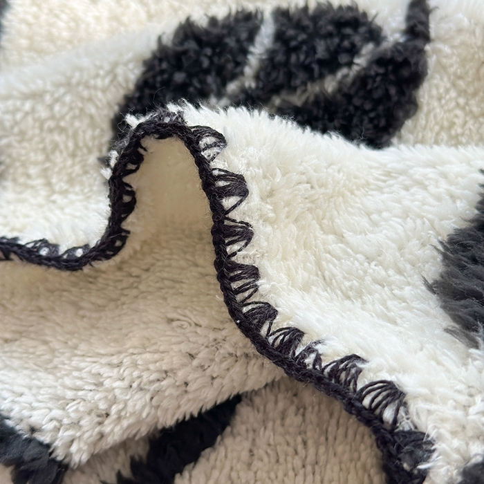 91家纺网 家纺一手货源 找家纺 吉象家纺 2024新款A类高克重棉舒绒贝壳包边毛毯 花儿朵朵