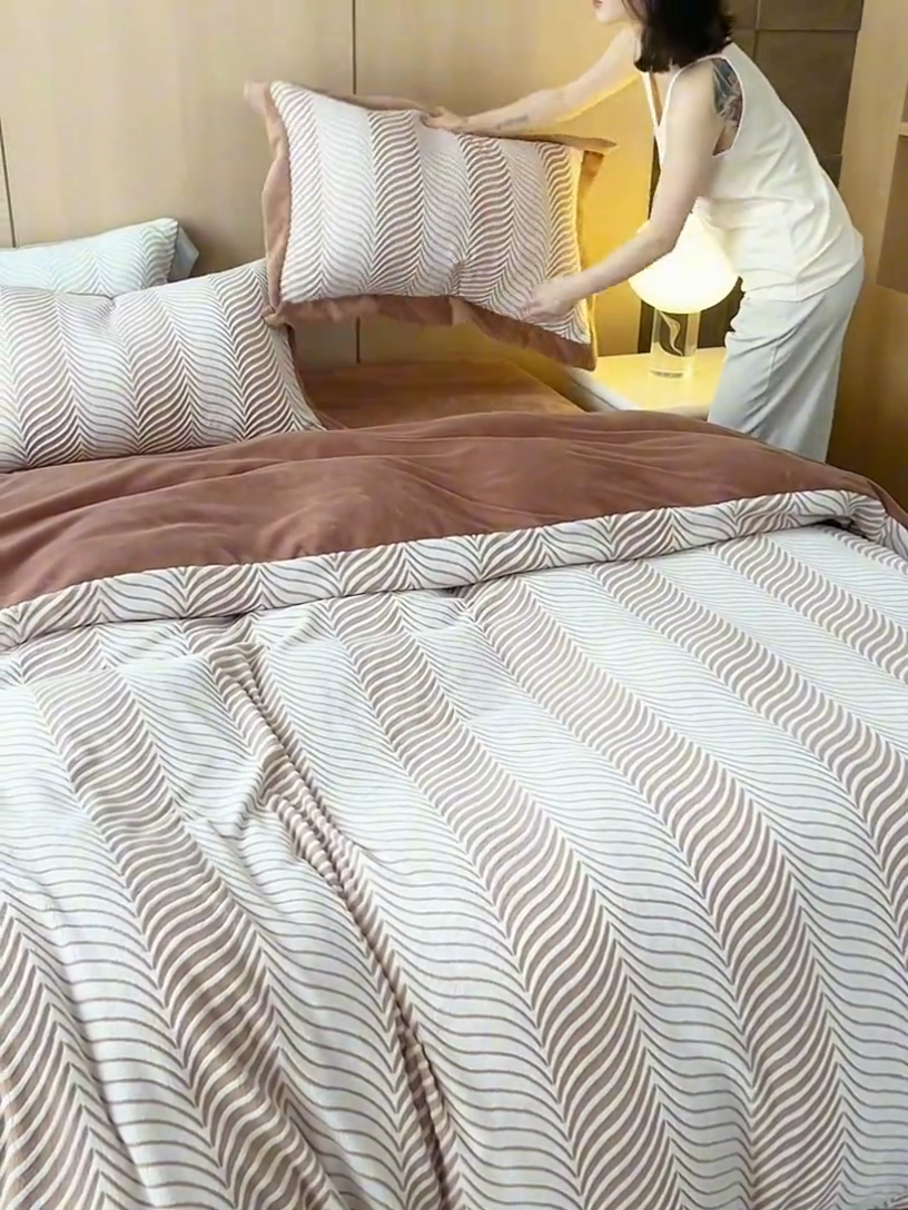 91家纺网 家纺一手货源 找家纺 时年家纺 2024新款高克重暖暖云朵牛奶绒工艺款四件套-素羽 素羽-摩卡