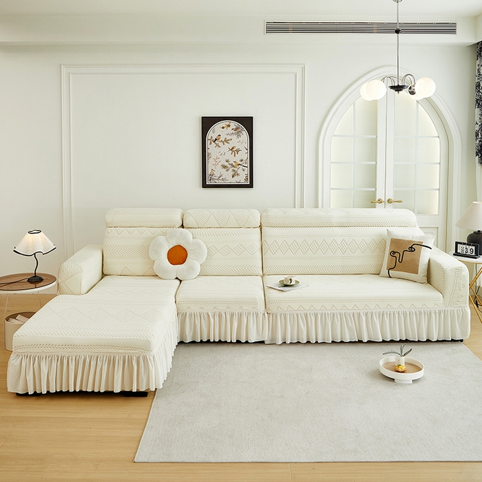 91家纺网 家纺一手货源 找家纺 丝绮鹿 2024新款雕花绒菲亚沙发套裙边款（贵妃图） 米白