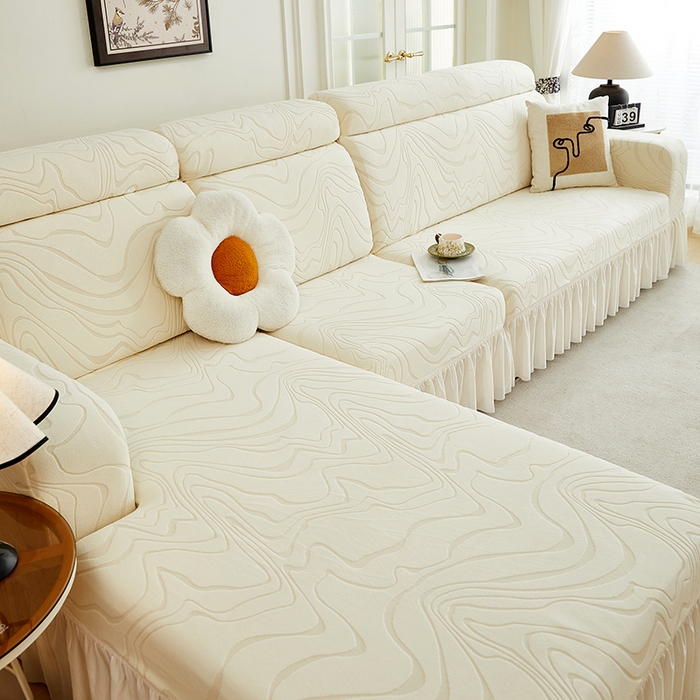 91家纺网 家纺一手货源 找家纺 丝绮鹿 2024新款雕花绒曲意系列沙发套裙边款（贵妃图） 米白