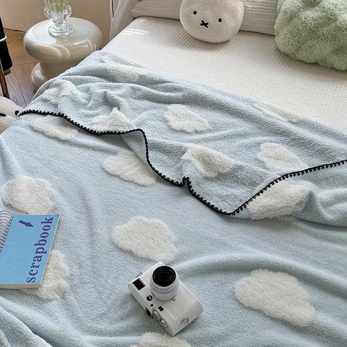 91家纺网 家纺一手货源 找家纺 吉象家纺 2024新款A类高克重棉舒绒贝壳包边毛毯 白云朵朵蓝