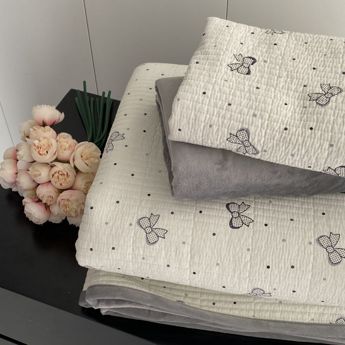 91家纺网 家纺一手货源 找家纺 莱豫家纺 2024新款砂洗棉加绒床盖三件套（叠拍图） 蝴蝶结灰