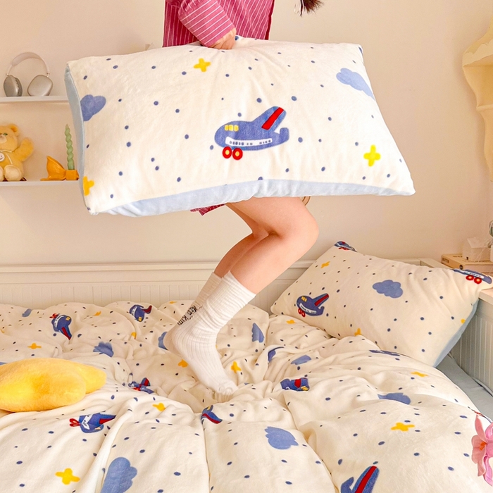 91家纺网 家纺一手货源 找家纺 呗旺鹿 2024新款高克重卡通印花毛巾绣牛奶绒四件套 小飞机