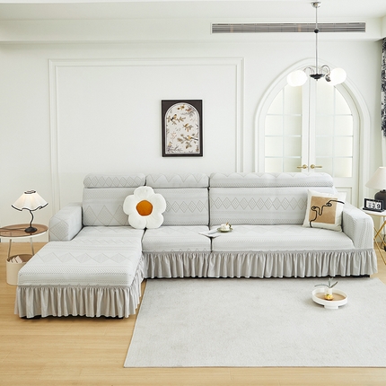 91家纺网 家纺一手货源 找家纺 丝绮鹿 2024新款雕花绒菲亚沙发套裙边款（贵妃图） 浅灰