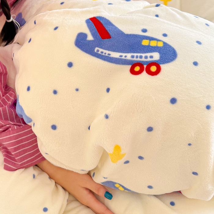 91家纺网 家纺一手货源 找家纺 呗旺鹿 2024新款高克重卡通印花毛巾绣牛奶绒四件套 小飞机