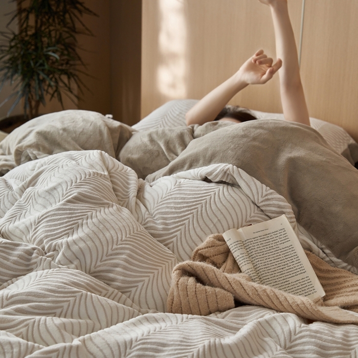 91家纺网 家纺一手货源 找家纺 （总）时年家纺 2024新款高克重暖暖云朵牛奶绒工艺款四件套-素羽