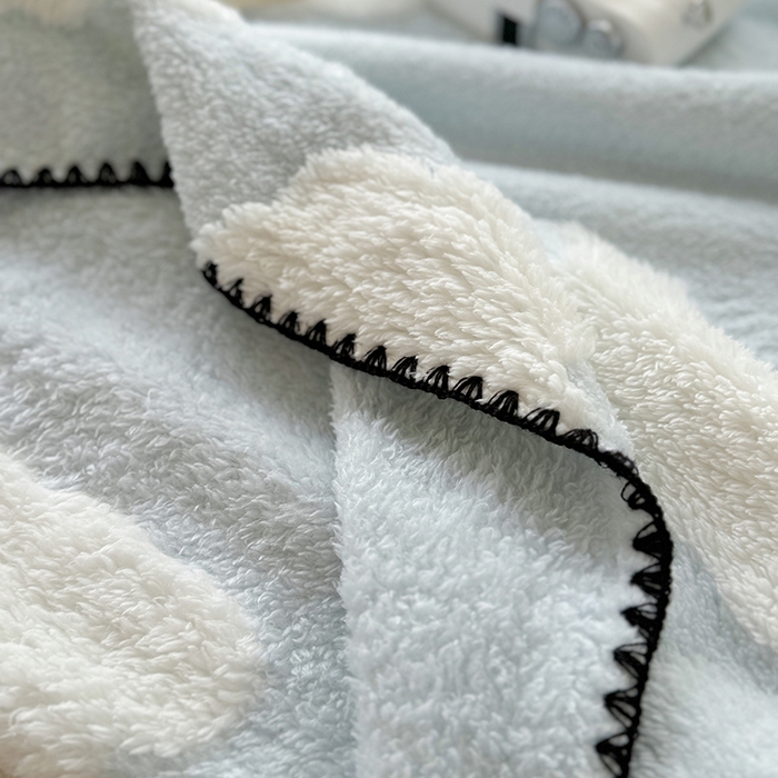 91家纺网 家纺一手货源 找家纺 吉象家纺 2024新款A类高克重棉舒绒贝壳包边毛毯 白云朵朵蓝