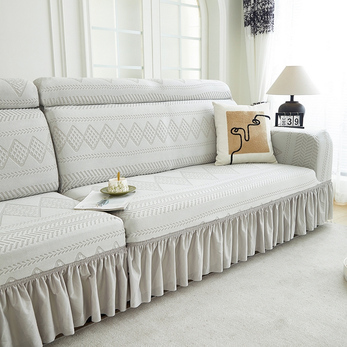 91家纺网 家纺一手货源 找家纺 丝绮鹿 2024新款雕花绒菲亚沙发套裙边款（贵妃图） 浅灰