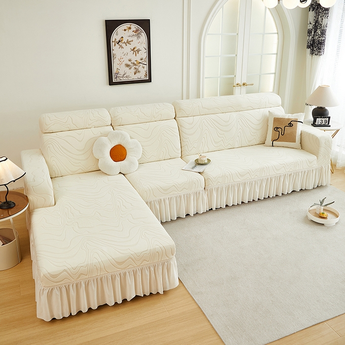 91家纺网 家纺一手货源 找家纺 丝绮鹿 2024新款雕花绒曲意系列沙发套裙边款（贵妃图） 米白