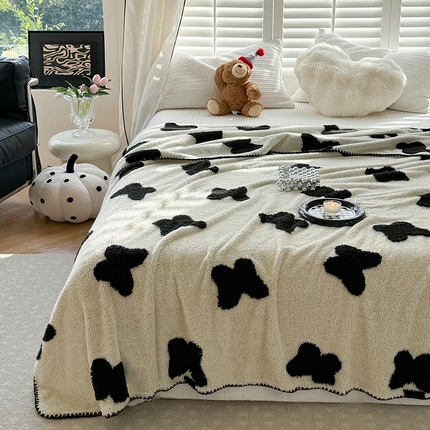 91家纺网 家纺一手货源 找家纺 吉象家纺 2024新款A类高克重棉舒绒贝壳包边毛毯 黑蝴蝶