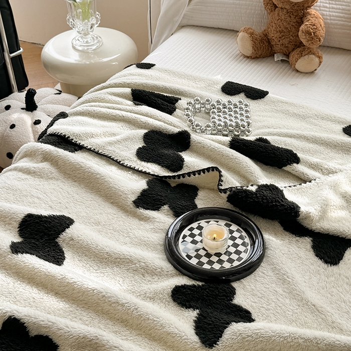 91家纺网 家纺一手货源 找家纺 吉象家纺 2024新款A类高克重棉舒绒贝壳包边毛毯 黑蝴蝶