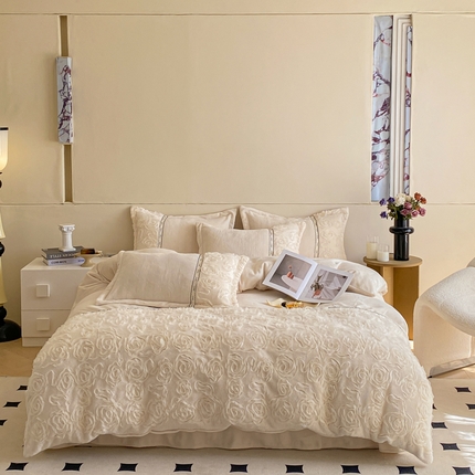 91家纺网 家纺一手货源 找家纺 庭笙 新款高克重牛奶绒仿兔毛立体玫瑰四件套-玫瑰的故事 玫瑰的故事-米白