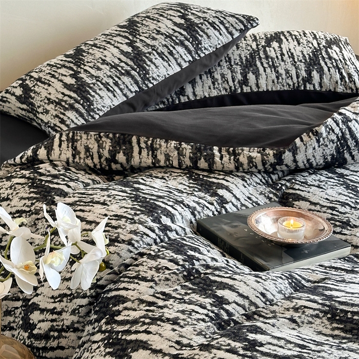 91家纺网 家纺一手货源 找家纺 梦享生活家居 2024新款双层纱黑灰提花系列四件套 清墨