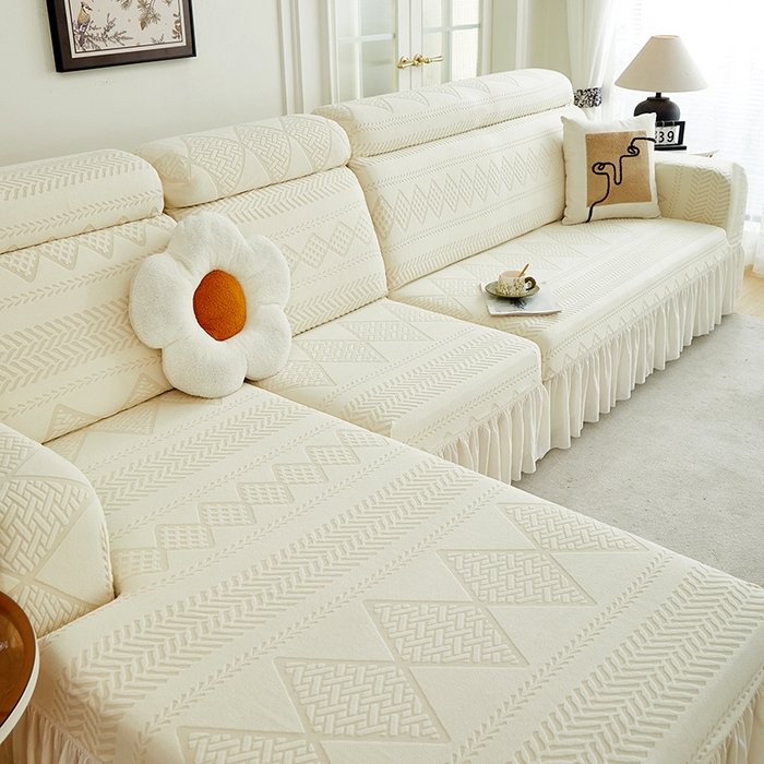 91家纺网 家纺一手货源 找家纺 丝绮鹿 2024新款雕花绒菲亚沙发套裙边款（贵妃图） 米白