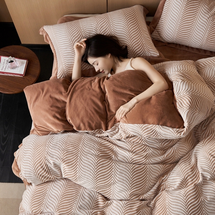 91家纺网 家纺一手货源 找家纺 时年家纺 2024新款高克重暖暖云朵牛奶绒工艺款四件套-素羽 素羽-摩卡